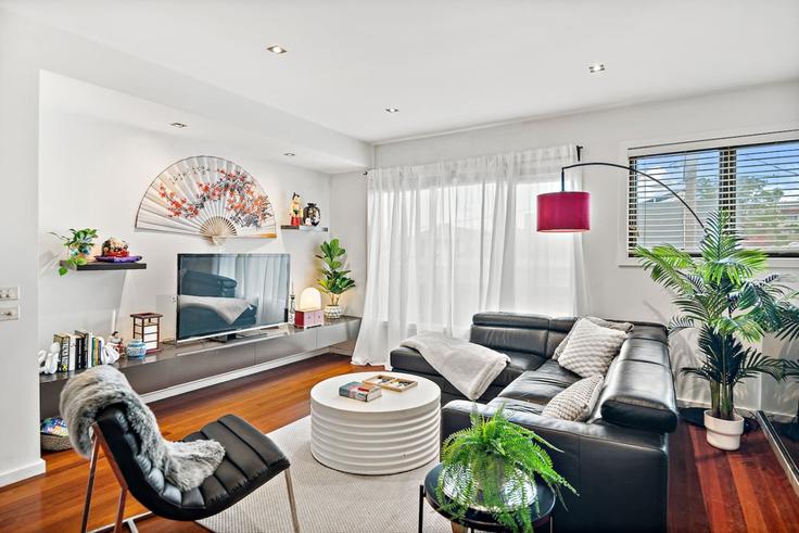 Elegant gestaltetes Wohnzimmer mit moderner Einrichtung in einer Wohnung im Building Hosie Street - live-luxe - 1646004 in Richmond, Melbourne Elegant gestaltetes Wohnzimmer mit moderner Einrichtung in einer Wohnung im Building Hosie Street - live-luxe - 1646004 in Richmond, Melbourne