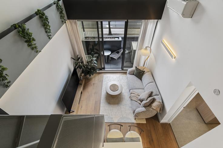 Melbourne DocklandsのBuilding Docklands Drive - live-luxe - 1645998のアパートメントにある、モダンな家具を備えたエレガントなデザインのリビングルーム
