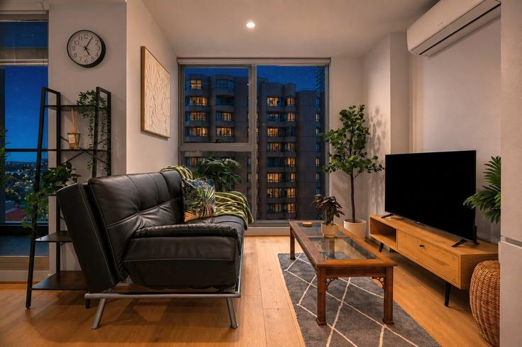 Elegante sala de estar con mobiliario moderno en un apartamento en Building La Trobe Street - live-luxe - 1646005 en Melbourne, Melbourne