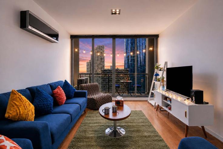 Elegant gestaltetes Wohnzimmer mit moderner Einrichtung in einer Wohnung im Building Franklin Street - live-luxe - 1646002 in Melbourne, Melbourne Elegant gestaltetes Wohnzimmer mit moderner Einrichtung in einer Wohnung im Building Franklin Street - live-luxe - 1646002 in Melbourne, Melbourne