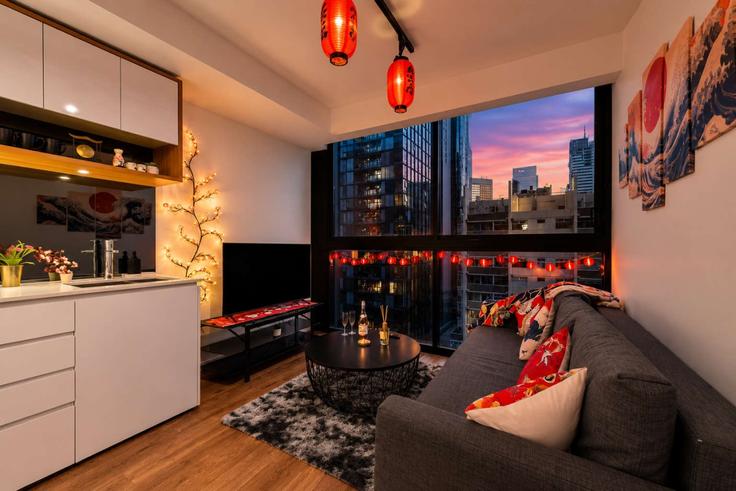 Elegant gestaltetes Wohnzimmer mit moderner Einrichtung in einer Wohnung im Building La Trobe Street - live-luxe - 1645999 in Melbourne, Melbourne Elegant gestaltetes Wohnzimmer mit moderner Einrichtung in einer Wohnung im Building La Trobe Street - live-luxe - 1645999 in Melbourne, Melbourne