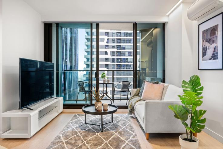 Melbourne MelbourneのBuilding Elizabeth Street - live-luxe - 1646012のアパートメントにある、モダンな家具を備えたエレガントなデザインのリビングルーム Melbourne MelbourneのBuilding Elizabeth Street - live-luxe - 1646012のアパートメントにある、モダンな家具を備えたエレガントなデザインのリビングルーム