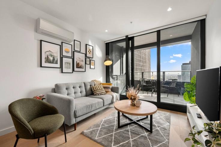 Melbourne DocklandsのBuilding Spencer Street - live-luxe - 1646010のアパートメントにある、モダンな家具を備えたエレガントなデザインのリビングルーム