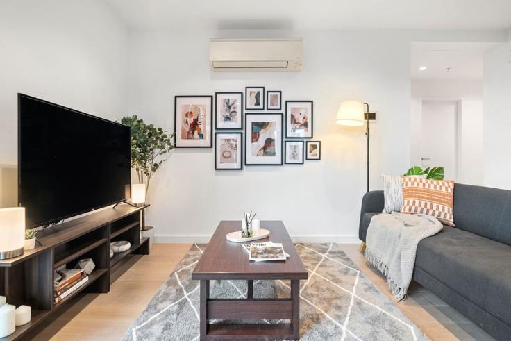 Melbourne DocklandsのBuilding Spencer Street - live-luxe - 1646007のアパートメントにある、モダンな家具を備えたエレガントなデザインのリビングルーム