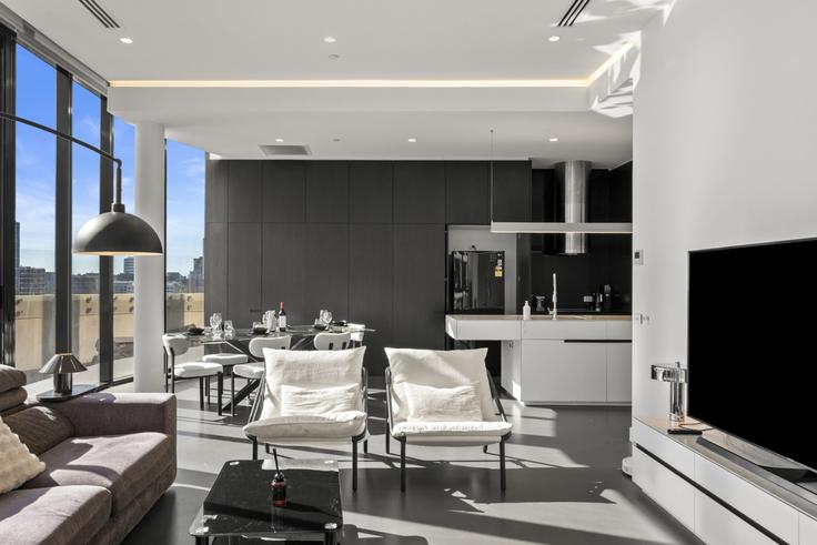 Salle de séjour élégante avec mobilier moderne dans un appartement à Building La Trobe Street - live-luxe - 1646017 à Docklands, Melbourne Salle de séjour élégante avec mobilier moderne dans un appartement à Building La Trobe Street - live-luxe - 1646017 à Docklands, Melbourne