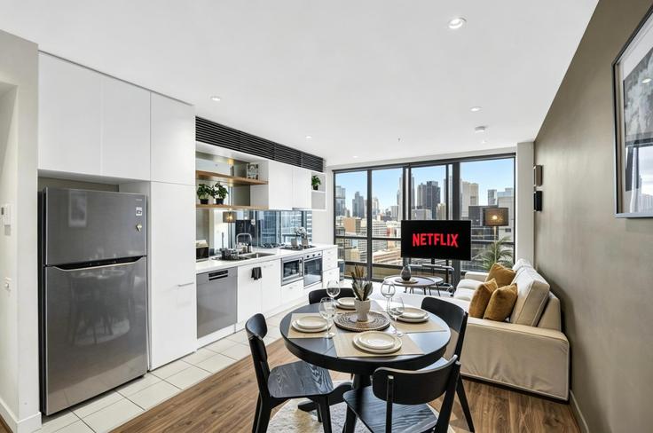 Melbourne MelbourneのBuilding Elizabeth Street - live-luxe - 1646037のアパートメントにある、モダンな家具を備えたエレガントなデザインのリビングルーム Melbourne MelbourneのBuilding Elizabeth Street - live-luxe - 1646037のアパートメントにある、モダンな家具を備えたエレガントなデザインのリビングルーム