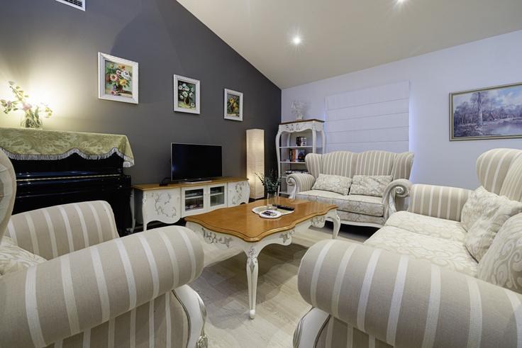Elegant gestaltetes Wohnzimmer mit moderner Einrichtung in einer Wohnung im Building Werder Street - live-luxe - 1646031 in Box Hill North, Melbourne