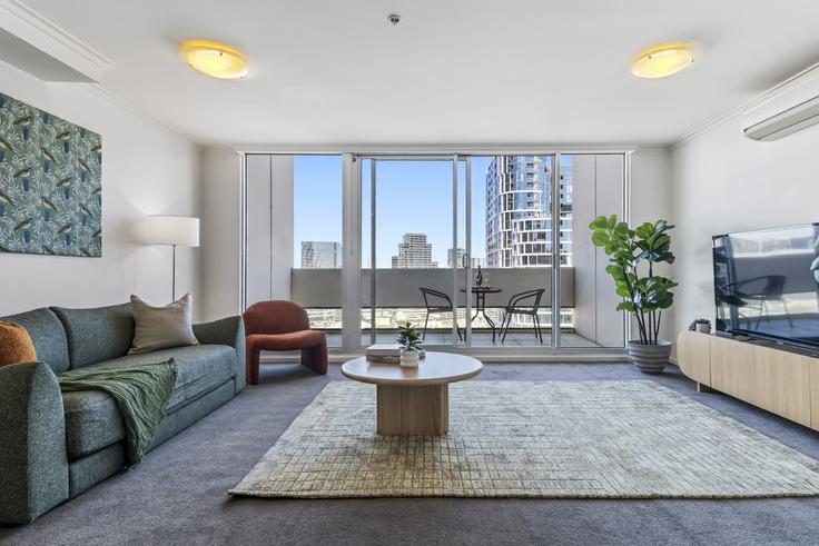 West Melbourne, Melbourne에 위치한 Building Jeffcott Street - live-luxe - 1697687 유닛의 세련된 인테리어가 돋보이는 거실 West Melbourne, Melbourne에 위치한 Building Jeffcott Street - live-luxe - 1697687 유닛의 세련된 인테리어가 돋보이는 거실