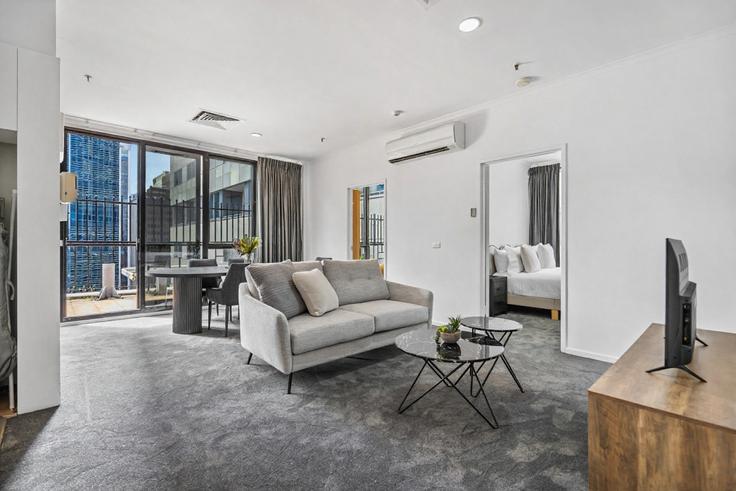 Melbourne MelbourneのBuilding Flinders Street - live-luxe - 1645981のアパートメントにある、モダンな家具を備えたエレガントなデザインのリビングルーム