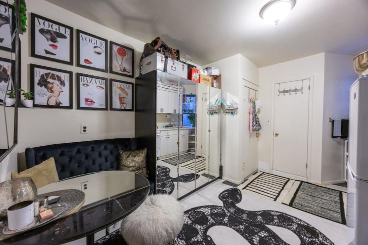 Sala de estar elegantemente projetada com móveis modernos em um apartamento no Building Greenwich Street - livelikelocal - 1277311 - NYC em Manhattan, New York Sala de estar elegantemente projetada com móveis modernos em um apartamento no Building Greenwich Street - livelikelocal - 1277311 - NYC em Manhattan, New York