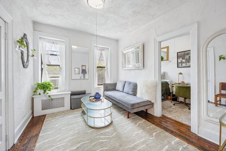 Elegant gestaltetes Wohnzimmer mit moderner Einrichtung in einer Wohnung im Building East 14th Street - livelikelocal - 1261205 - NYC in Manhattan, New York Elegant gestaltetes Wohnzimmer mit moderner Einrichtung in einer Wohnung im Building East 14th Street - livelikelocal - 1261205 - NYC in Manhattan, New York