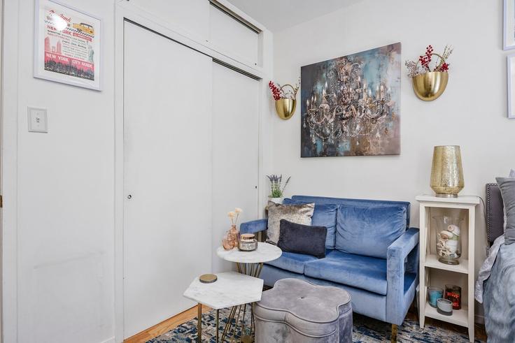 Elegant gestaltetes Wohnzimmer mit moderner Einrichtung in einer Wohnung im Building Bedford Street - livelikelocal - 1261204 - NYC in Manhattan, New York Elegant gestaltetes Wohnzimmer mit moderner Einrichtung in einer Wohnung im Building Bedford Street - livelikelocal - 1261204 - NYC in Manhattan, New York