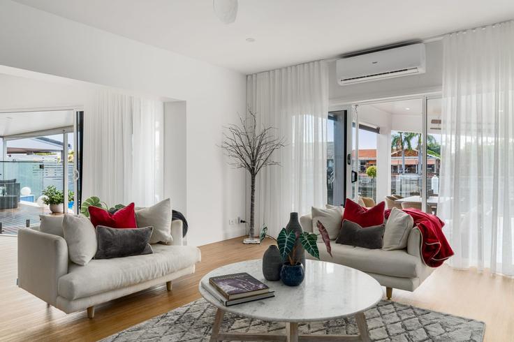 Runaway Bay, Gold Coast에 위치한 Building Pebble Beach Drive - livelyproperties - 1019352 아파트의 세련된 인테리어가 돋보이는 거실