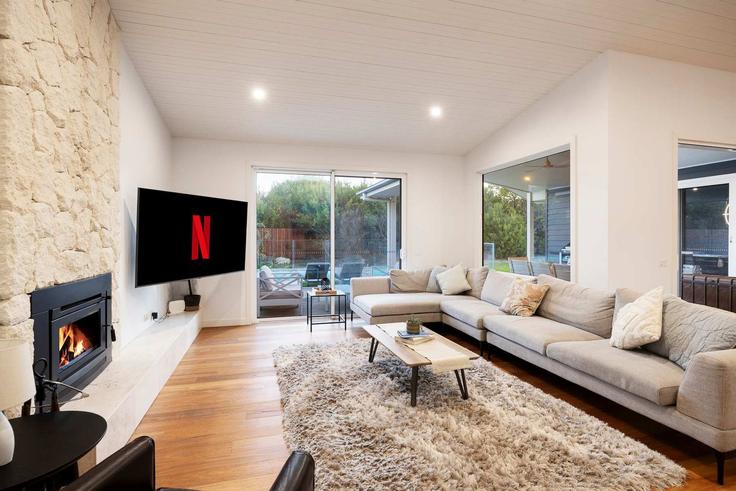 Salle de séjour élégante avec mobilier moderne dans un appartement à Building Daniella Court - livelyproperties - 1520099 à Saint Andrews Beach, Melbourne Salle de séjour élégante avec mobilier moderne dans un appartement à Building Daniella Court - livelyproperties - 1520099 à Saint Andrews Beach, Melbourne