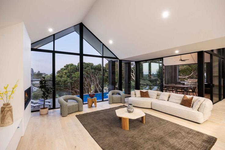 Elegant gestaltetes Wohnzimmer mit moderner Einrichtung in einer Wohnung im Building Collins Parade - livelyproperties - 1521489 in Sorrento, Melbourne