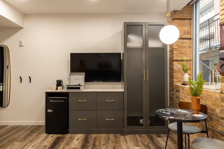 Sala de estar elegantemente projetada com móveis modernos em um apartamento no Building Monroe Center Street Northwest - livesuits - 1539803 em Grand Rapids, Grand Rapids