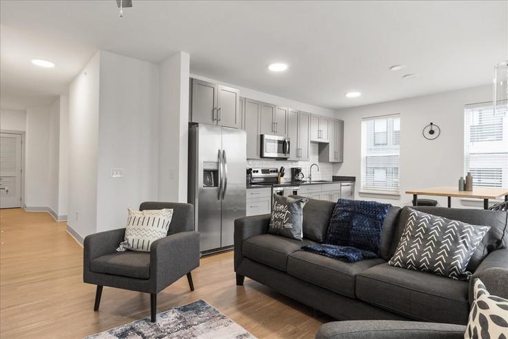 Sala de estar elegantemente projetada com móveis modernos em um apartamento no Building Woodburn Avenue - livesuits - 1364149 em Cincinnati, Cincinnati Sala de estar elegantemente projetada com móveis modernos em um apartamento no Building Woodburn Avenue - livesuits - 1364149 em Cincinnati, Cincinnati