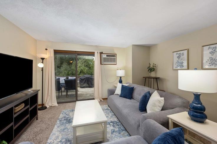 Building Bella Vista Drive Northeast - livesuits - 1539798 adresindeki bir dairede modern mobilyalarla zarif bir şekilde tasarlanmış oturma odası Rockford, Rockford