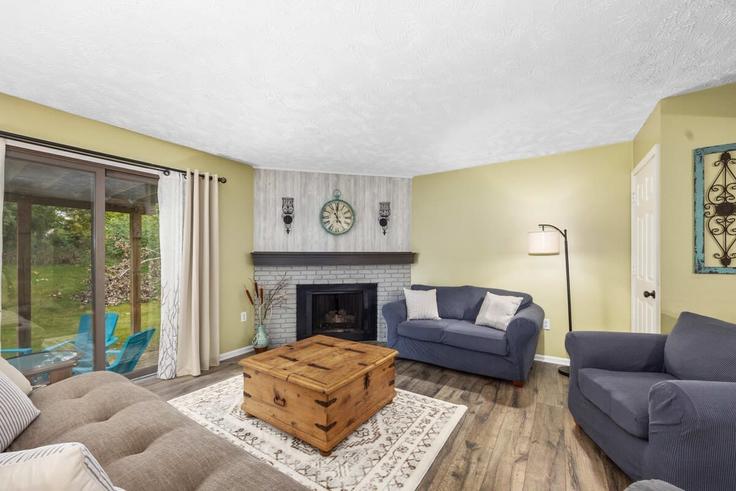 Building Bella Vista Drive Northeast - livesuits - 1539831 adresindeki bir dairede modern mobilyalarla zarif bir şekilde tasarlanmış oturma odası Rockford, Rockford