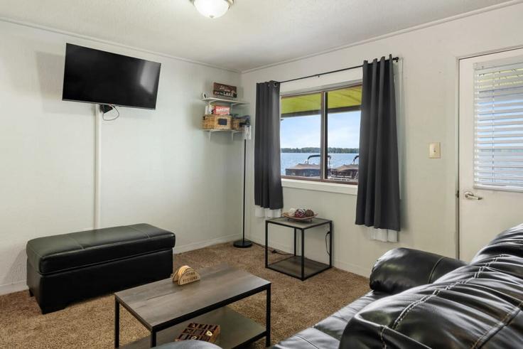 Sala de estar elegantemente projetada com móveis modernos em um apartamento no Building East State Street - livesuits - 1539828 em Fife Lake, Fife Lake Sala de estar elegantemente projetada com móveis modernos em um apartamento no Building East State Street - livesuits - 1539828 em Fife Lake, Fife Lake