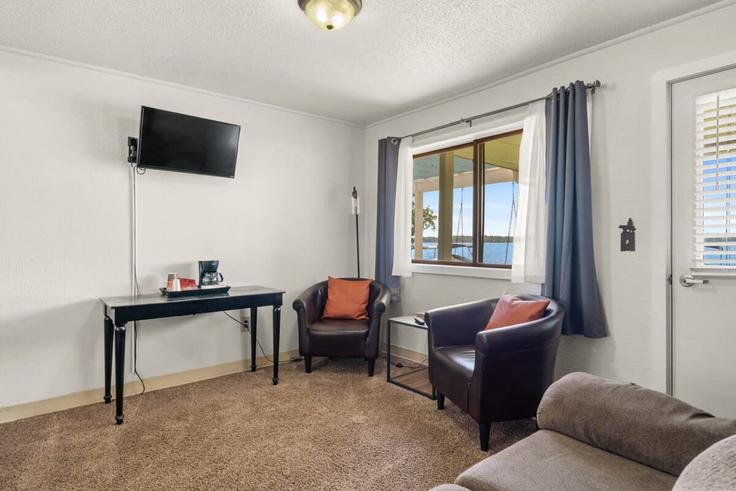 Elegant gestaltetes Wohnzimmer mit moderner Einrichtung in einer Wohnung im Building East State Street - livesuits - 1539848 in Fife Lake, Fife Lake