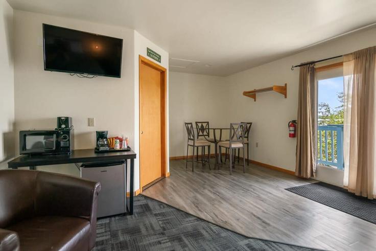 Sala de estar elegantemente projetada com móveis modernos em um apartamento no Building East State Street - livesuits - 1596535 em Fife Lake, Fife Lake Sala de estar elegantemente projetada com móveis modernos em um apartamento no Building East State Street - livesuits - 1596535 em Fife Lake, Fife Lake