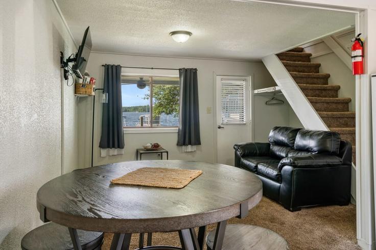 Elegante sala de estar con mobiliario moderno en un apartamento en Building East State Street - livesuits - 1596518 en Fife Lake, Fife Lake Elegante sala de estar con mobiliario moderno en un apartamento en Building East State Street - livesuits - 1596518 en Fife Lake, Fife Lake