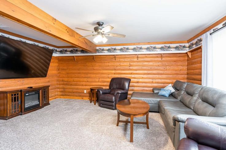 Sala de estar elegantemente projetada com móveis modernos em um apartamento no Building East State Street - livesuits - 1596543 em Fife Lake, Fife Lake Sala de estar elegantemente projetada com móveis modernos em um apartamento no Building East State Street - livesuits - 1596543 em Fife Lake, Fife Lake