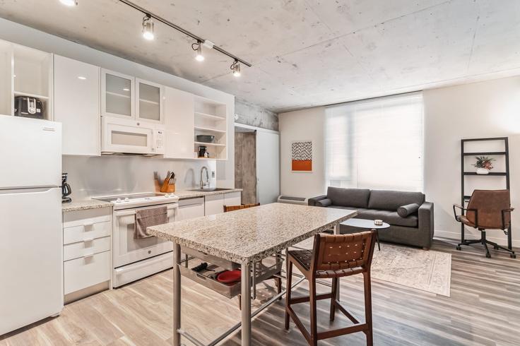 Cleveland, Cleveland에 위치한 Building Euclid Avenue - livesuits - 1364132 아파트의 세련된 인테리어가 돋보이는 거실 Cleveland, Cleveland에 위치한 Building Euclid Avenue - livesuits - 1364132 아파트의 세련된 인테리어가 돋보이는 거실