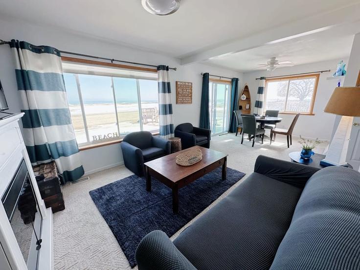 Sala de estar elegantemente projetada com móveis modernos em um apartamento no Building U.S. 23 - livesuits - 1622820 em Oscoda, Oscoda