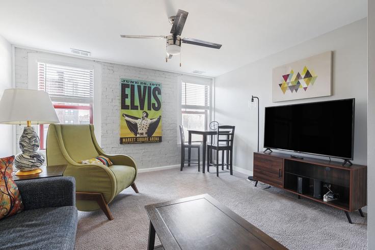 Elegant gestaltetes Wohnzimmer mit moderner Einrichtung in einer Wohnung im Building North East Street - livesuits - 1364146 in Indianapolis, Indianapolis Elegant gestaltetes Wohnzimmer mit moderner Einrichtung in einer Wohnung im Building North East Street - livesuits - 1364146 in Indianapolis, Indianapolis