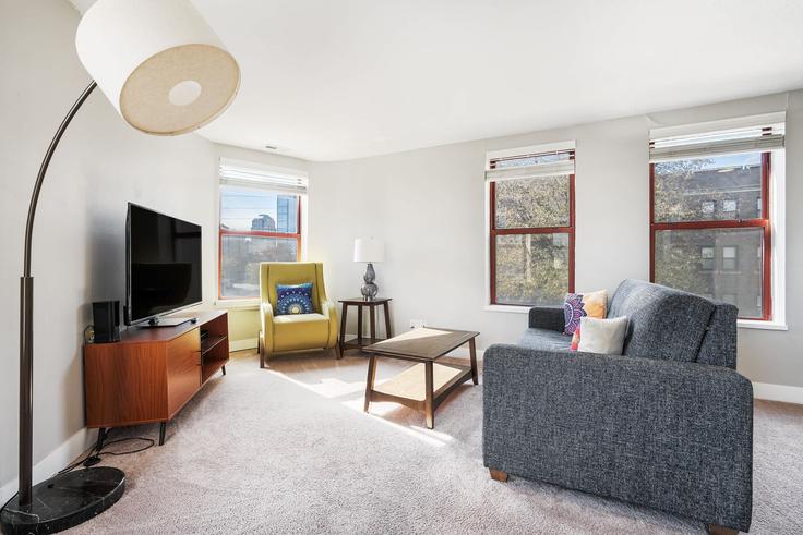 Building North East Street - livesuits - 1364133 adresindeki bir dairede modern mobilyalarla zarif bir şekilde tasarlanmış oturma odası Indianapolis, Indianapolis Building North East Street - livesuits - 1364133 adresindeki bir dairede modern mobilyalarla zarif bir şekilde tasarlanmış oturma odası Indianapolis, Indianapolis