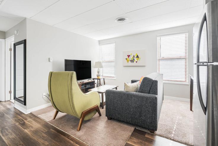 Indianapolis, Indianapolis에 위치한 Building North East Street - livesuits - 1364143 아파트의 세련된 인테리어가 돋보이는 거실 Indianapolis, Indianapolis에 위치한 Building North East Street - livesuits - 1364143 아파트의 세련된 인테리어가 돋보이는 거실