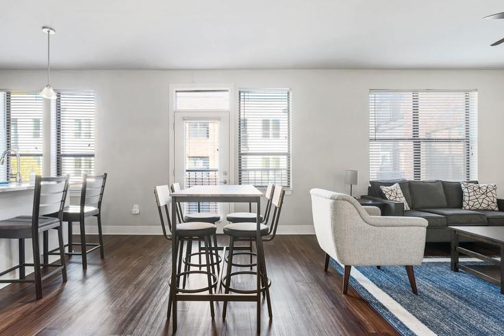 Elegante sala de estar con mobiliario moderno en un apartamento en Building South Delaware Street - livesuits - 1364142 en Indianapolis, Indianapolis Elegante sala de estar con mobiliario moderno en un apartamento en Building South Delaware Street - livesuits - 1364142 en Indianapolis, Indianapolis