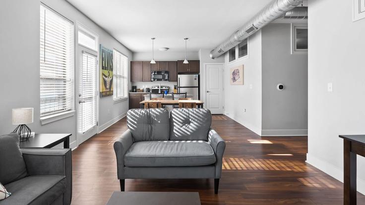 Elegante sala de estar con mobiliario moderno en un apartamento en Building South Delaware Street - livesuits - 1364131 en Indianapolis, Indianapolis Elegante sala de estar con mobiliario moderno en un apartamento en Building South Delaware Street - livesuits - 1364131 en Indianapolis, Indianapolis