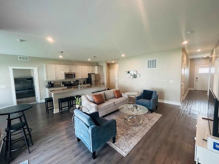 Wyoming, Wyoming에 위치한 Building Pinot Drive - livesuits - 1364145 유닛의 세련된 인테리어가 돋보이는 거실 Wyoming, Wyoming에 위치한 Building Pinot Drive - livesuits - 1364145 유닛의 세련된 인테리어가 돋보이는 거실