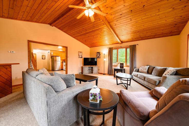 Elegant gestaltetes Wohnzimmer mit moderner Einrichtung in einer Wohnung im Building Patrick Drive - livesuits - 1596522 in Gaylord, Gaylord Elegant gestaltetes Wohnzimmer mit moderner Einrichtung in einer Wohnung im Building Patrick Drive - livesuits - 1596522 in Gaylord, Gaylord