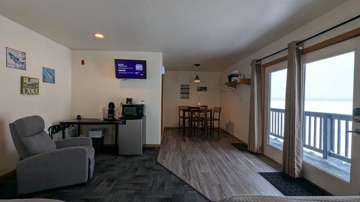 Sala de estar elegantemente projetada com móveis modernos em um apartamento no Building East State Street - livesuits - 1622817 em Fife Lake, Fife Lake Sala de estar elegantemente projetada com móveis modernos em um apartamento no Building East State Street - livesuits - 1622817 em Fife Lake, Fife Lake