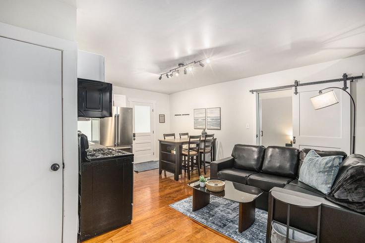 Grand Rapids Grand RapidsのBuilding Gold Avenue Northwest - living-water-corporate-housing - 1346769のアパートメントにある、モダンな家具を備えたエレガントなデザインのリビングルーム