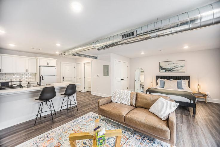 Grand Rapids Grand RapidsのBuilding Michigan Street Northeast - living-water-corporate-housing - 1346763のアパートメントにある、モダンな家具を備えたエレガントなデザインのリビングルーム