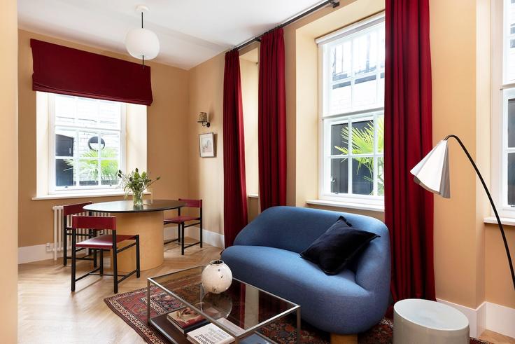 Building Devonshire Close - livingrooms - 1050098 adresindeki bir dairede modern mobilyalarla zarif bir şekilde tasarlanmış oturma odası City of Westminster, London Building Devonshire Close - livingrooms - 1050098 adresindeki bir dairede modern mobilyalarla zarif bir şekilde tasarlanmış oturma odası City of Westminster, London