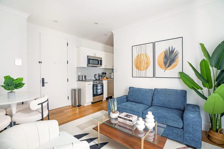 Elegante sala de estar con mobiliario moderno en un apartamento en Building East 69th Street - livly-housing - 1245725 - NYC en Manhattan, New York