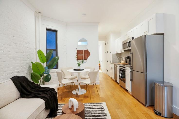 Building 1st Avenue - livly-housing - 1245661 - NYC adresindeki bir dairede modern mobilyalarla zarif bir şekilde tasarlanmış oturma odası Manhattan, New York