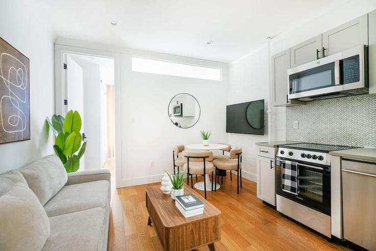 Building 1st Avenue - livly-housing - 1245652 - NYC adresindeki bir dairede modern mobilyalarla zarif bir şekilde tasarlanmış oturma odası Manhattan, New York