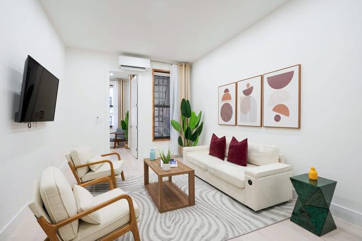 Elegant gestaltetes Wohnzimmer mit moderner Einrichtung in einer Wohnung im Building East 78th Street - livly-housing - 1245719 - NYC in Manhattan, New York