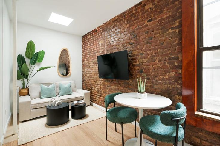 Salle de séjour élégante avec mobilier moderne dans un appartement à Building Norfolk Street - livly-housing - 1245655 - NYC à Manhattan, New York