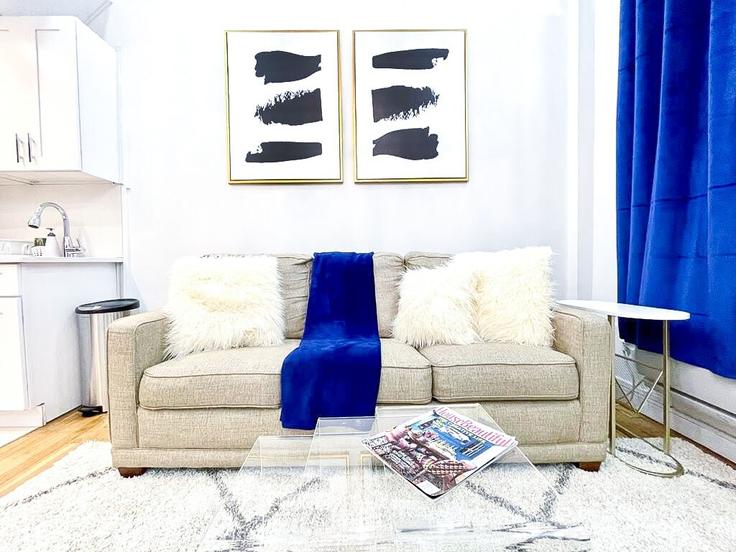 Sala de estar elegantemente projetada com móveis modernos em um apartamento no Building East 61st Street - livly-housing - 1245758 - NYC em Manhattan, New York