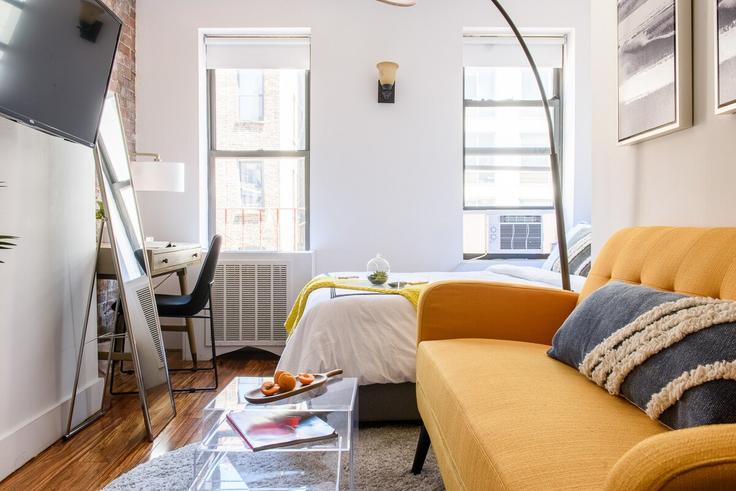 Salle de séjour élégante avec mobilier moderne dans un appartement à Building East 24th Street - livly-housing - 1245684 - NYC à Manhattan, New York