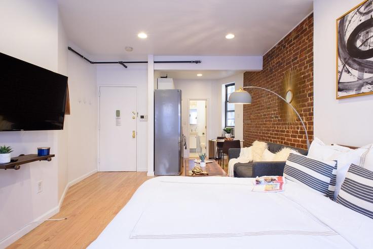 Elegante sala de estar con mobiliario moderno en un apartamento en Building East 83rd Street - livly-housing - 1245835 - NYC en Manhattan, New York