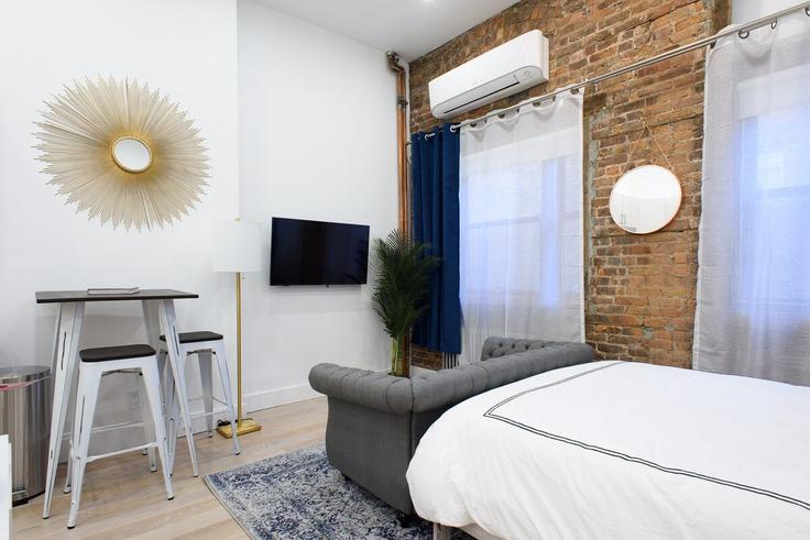 New York ManhattanのBuilding East 61st Street - livly-housing - 1245754 - NYCのアパートメントにある、モダンな家具を備えたエレガントなデザインのリビングルーム